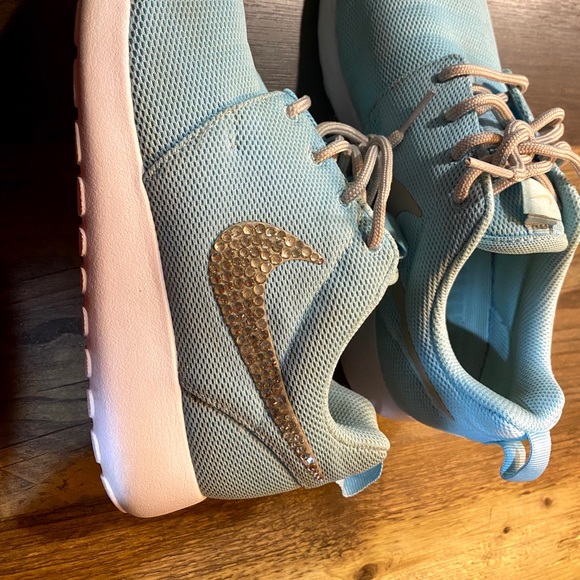 Nike Roshe Glitter Kicks - Picture 2 of 11